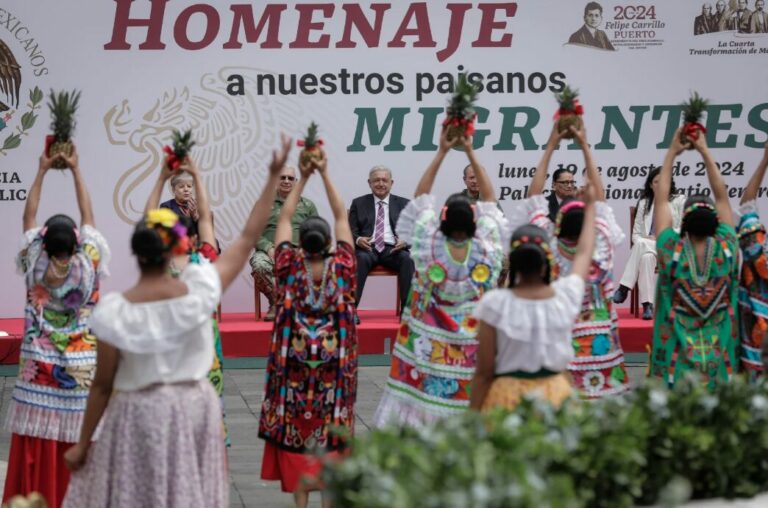 AMLO encabezó homenaje a migrantes mexicanos 