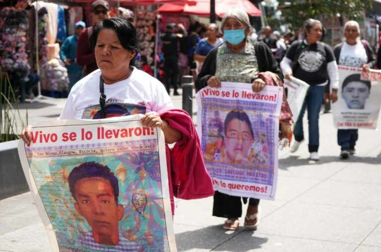Padres de los 43 piden llamar a declarar a Peña Nieto tras declaración de Tomás Zerón 