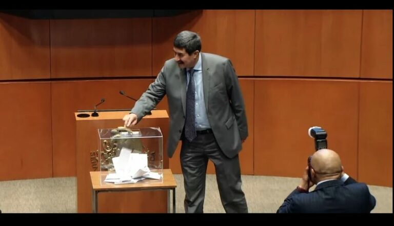 Pese a orden de aprehensión, Javier Corral toma protesta como senador 