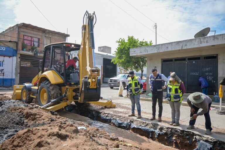 Leo Montañez supervisa obra de rehabilitación hidrosanitaria en la colonia Vicente Guerrero 