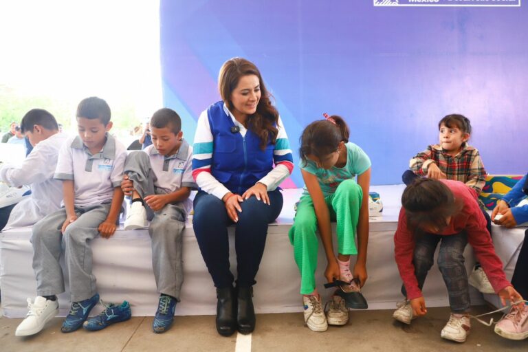 Tere Jiménez entregó útiles escolares en Asientos