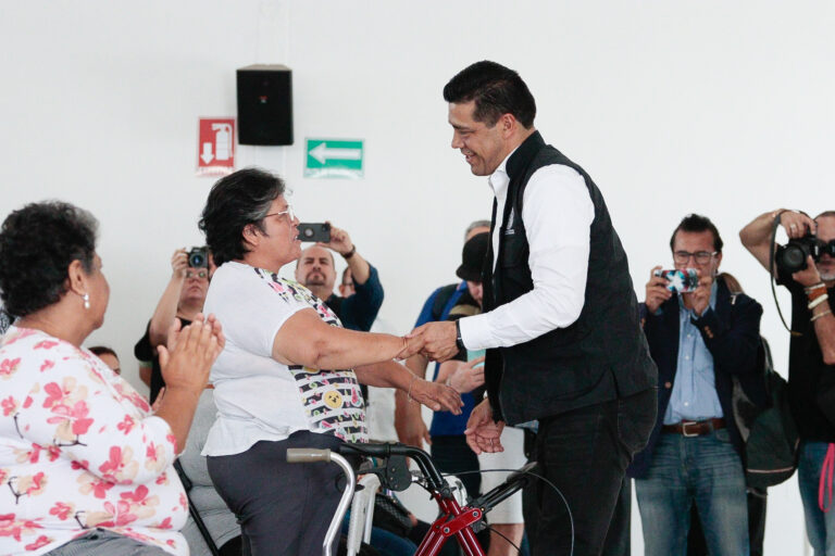 Leo Montañez entregó aparatos ortopédicos a población vulnerable