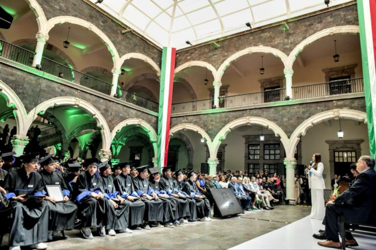 Tere Jiménez encabezó la graduación de 300 estudiantes que concluyeron el Programa “Reintegra”