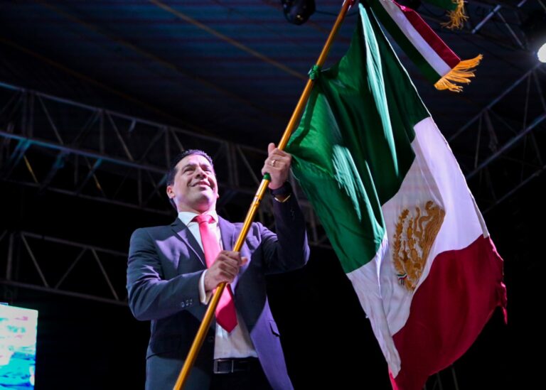 Leo Montañez conmemoró el tradicional Grito de Independencia