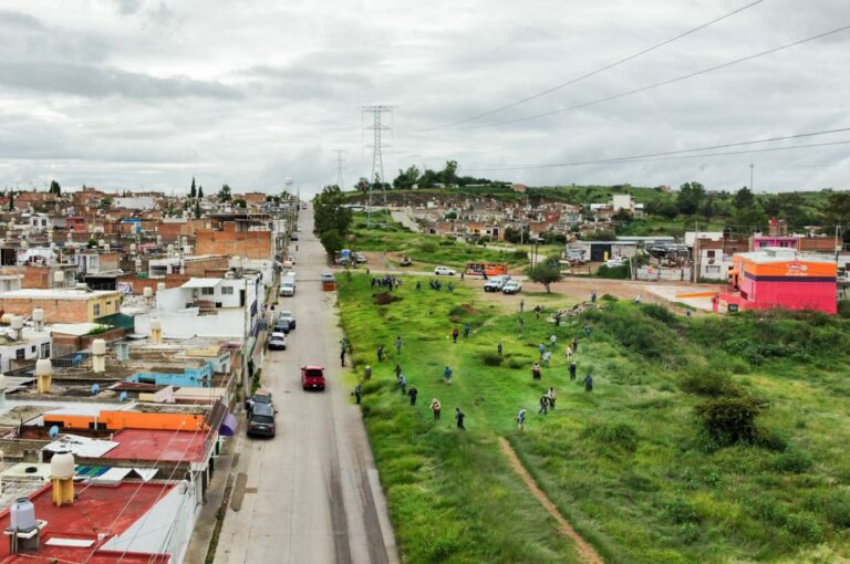 Leo Montañez supervisó mega operativo de limpieza y desmalezado en Villa las Palmas