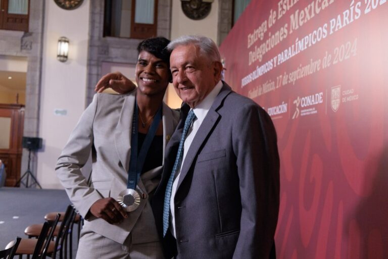 Presidente entrega apoyos a participantes de Juegos Olímpicos y Paralímpicos