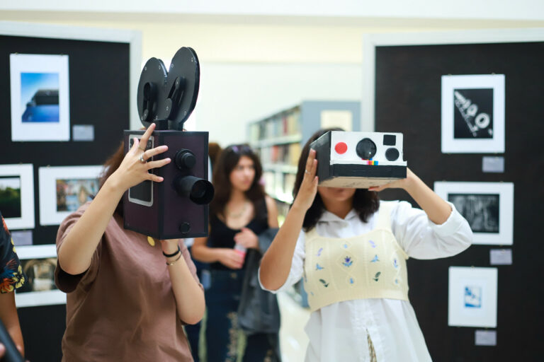 “Nada Estuvo Aquí; Nada Pasó”, una exposición fotográfica sobre verdad, verosimilitud y mentira