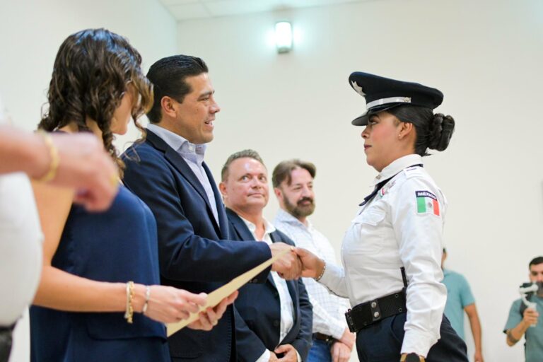 Leo Montañez entregó certificados de bachillerato a personal de Seguridad Pública