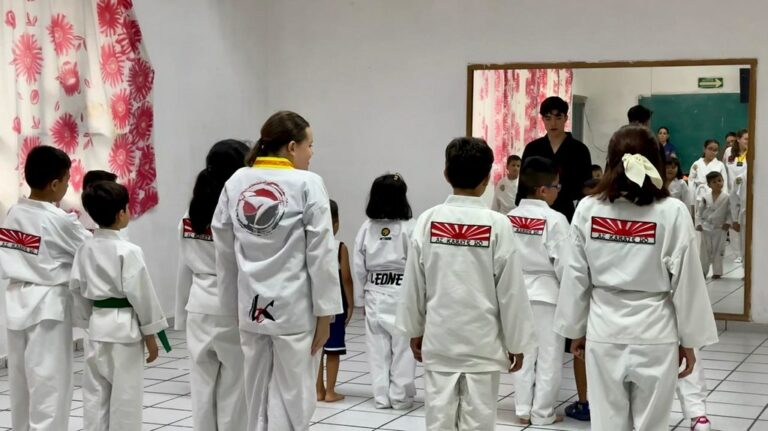 Campeón mundial de kickboxing es maestro en la Casa del Bien Común de Pirules