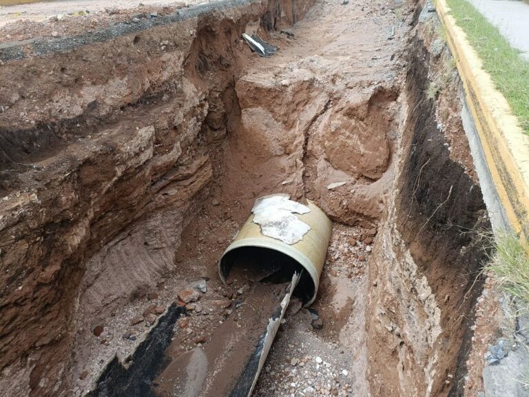 El vandalismo provoca socavones, además de la humedad