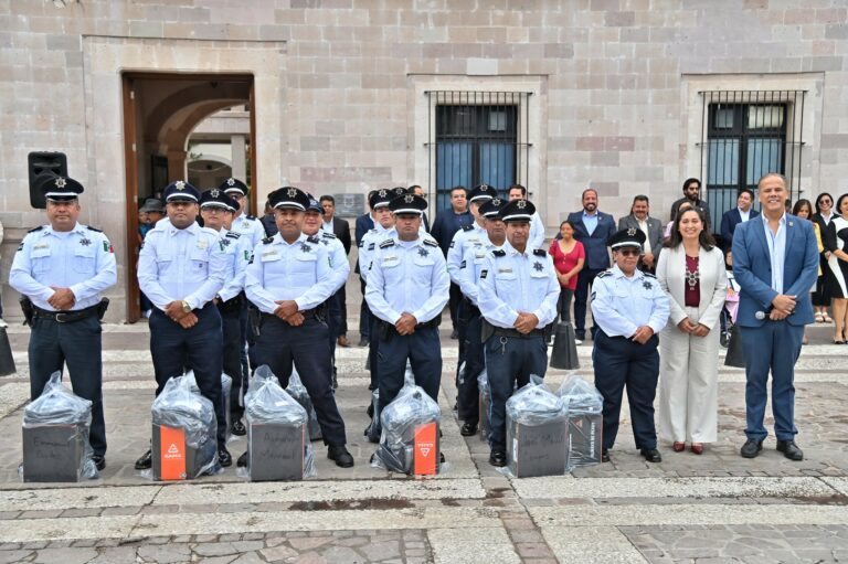 Policías de Jesús María recibieron uniformes tácticos y de media gala