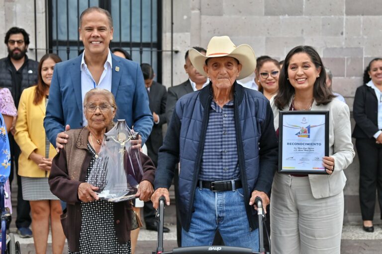 Reconocen al matrimonio y a la abuelita más longeva en Jesús María