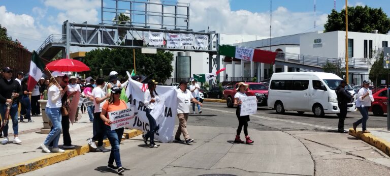 Se manifiestan trabajadores del PJF afuera del Palacio de Justicia de Aguascalientes