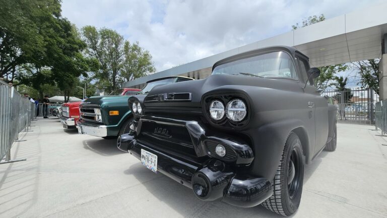 Presentaron un clásico en la UAA, una camioneta GMC 1958