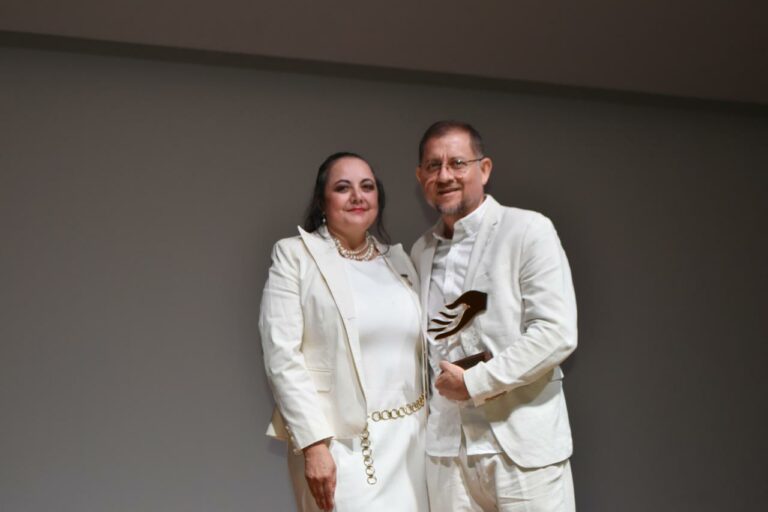 Recibe Cuitláhuac Pérez galardón por la paz por impulsar la innovación y el emprendimiento