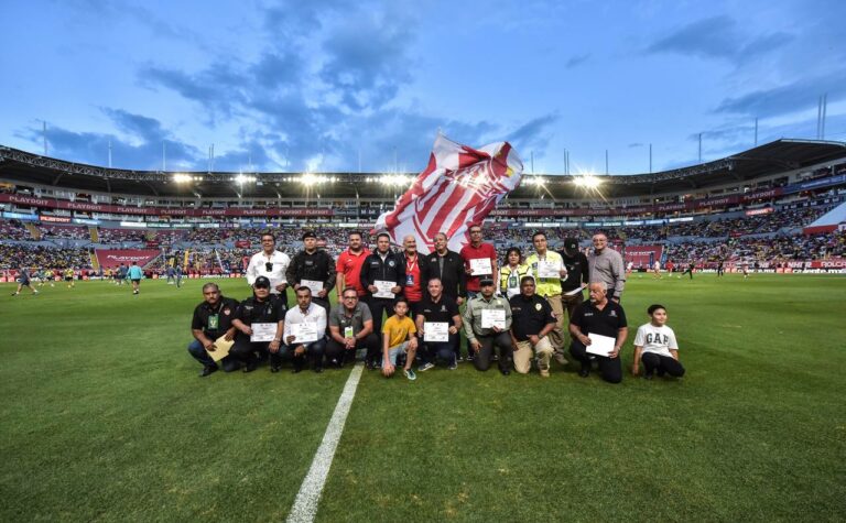 Manuel Alonso García recibe reconocimiento por parte del Club Necaxa