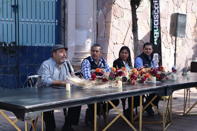 Recuerdan a celebridades que descansan en el Panteón de la Cruz y de los Ángeles