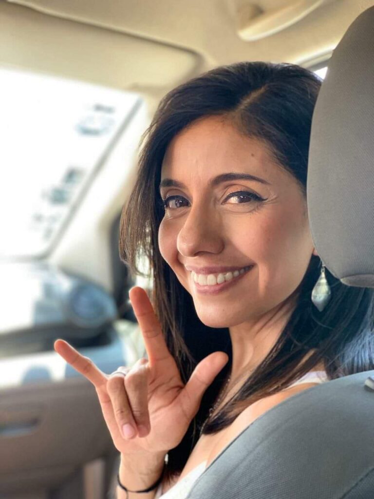 “No es la falta de audición lo que me discapacita, sino la falta de acceso a la comunicación e información”: Ivette Villar