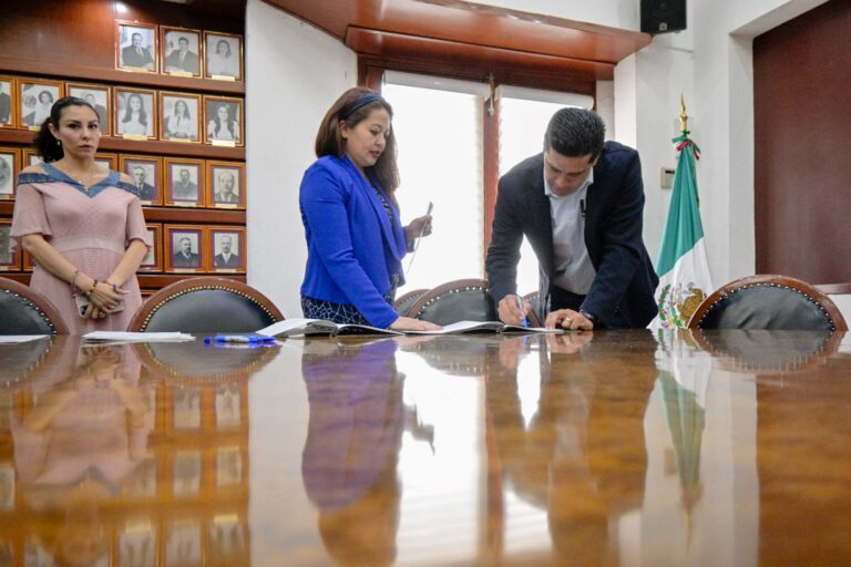 Leo Montañez encabezó la vigésima séptima firma de escrituras con diferentes Notarías Públicas
