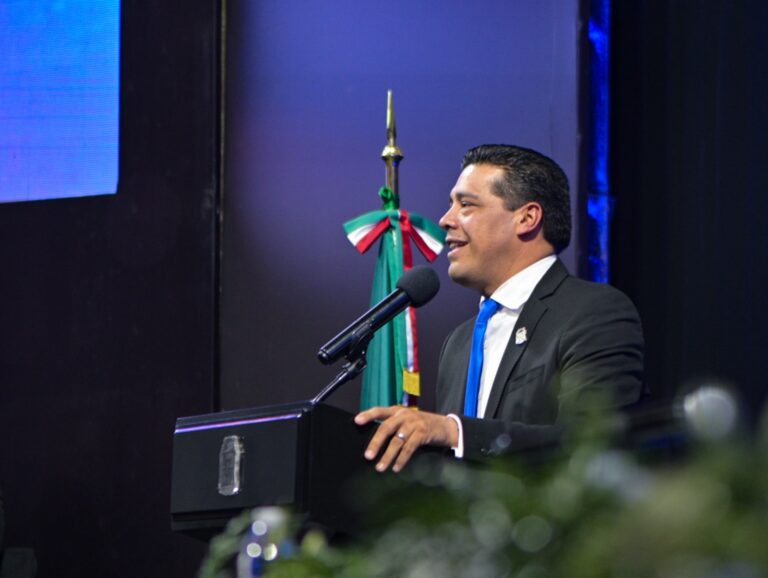 Leo Montañez presentó su Tercer Informe de Actividades