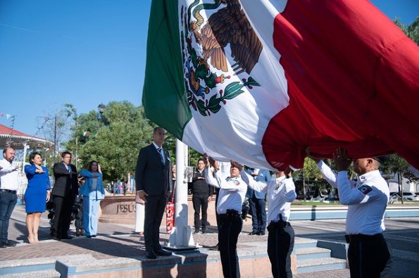 Toño Arámbula encabezó los últimos honores a la bandera de su administración