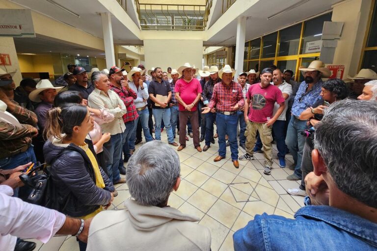 Se manifiestan introductores y comerciantes de ganado en la SEDRAE