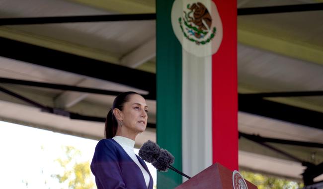 Claudia Sheinbaum Pardo recibe salutación de las Fuerzas Armadas mexicanas