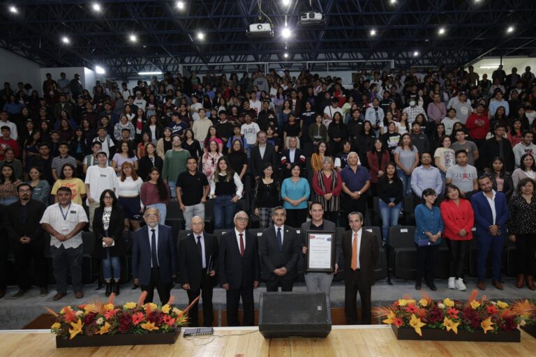 Reconocen trayectoria y méritos de integrantes de la comunidad universitaria