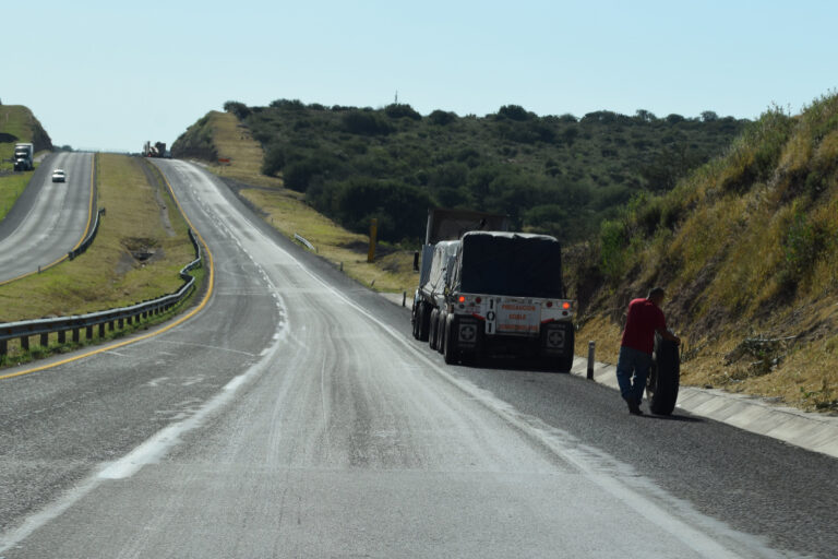 Más de 8 mil choferes han sido afectados al circular por las carreteras del país 