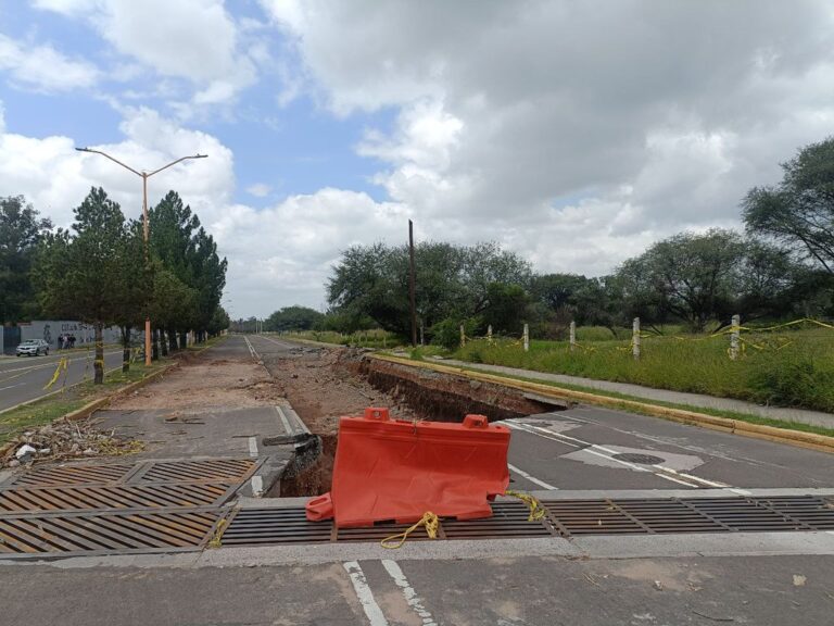 Leo Montañez informó avances en la reparación del socavón en Alameda