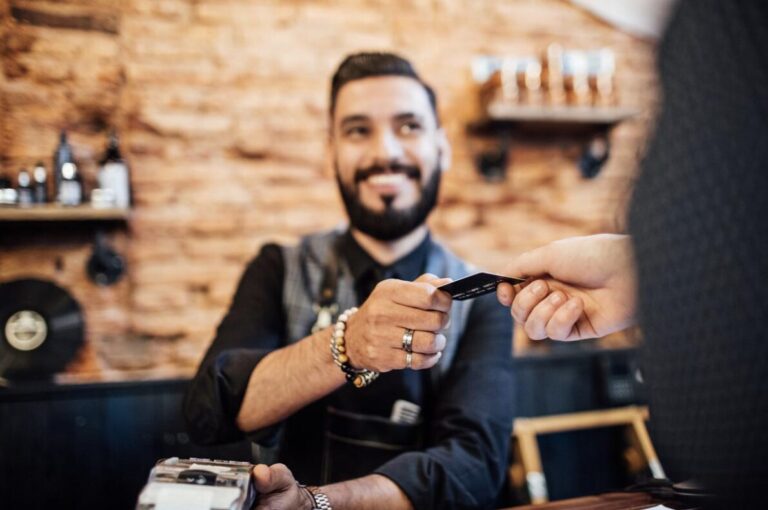 ¿Qué es una tarjeta bancaria y cómo puede beneficiar a tu negocio?