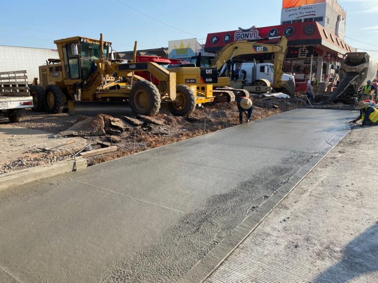 Avanza rehabilitación vial en la avenida del Mercado de Abastos 