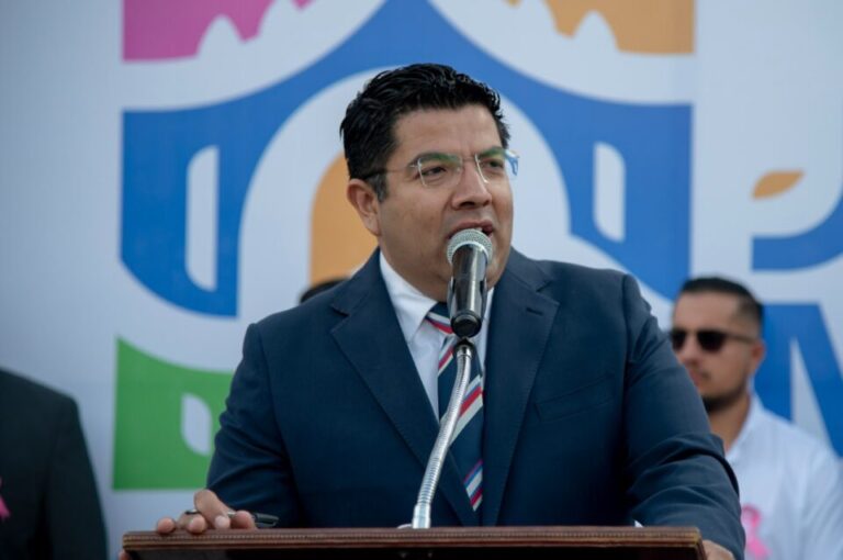 Primera Ceremonia de Honores a la Bandera encabezada por César Medina