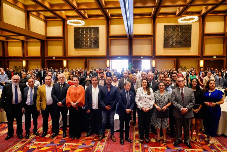 Reconoce Tere Jiménez la labor y dedicación de médicas y médicos