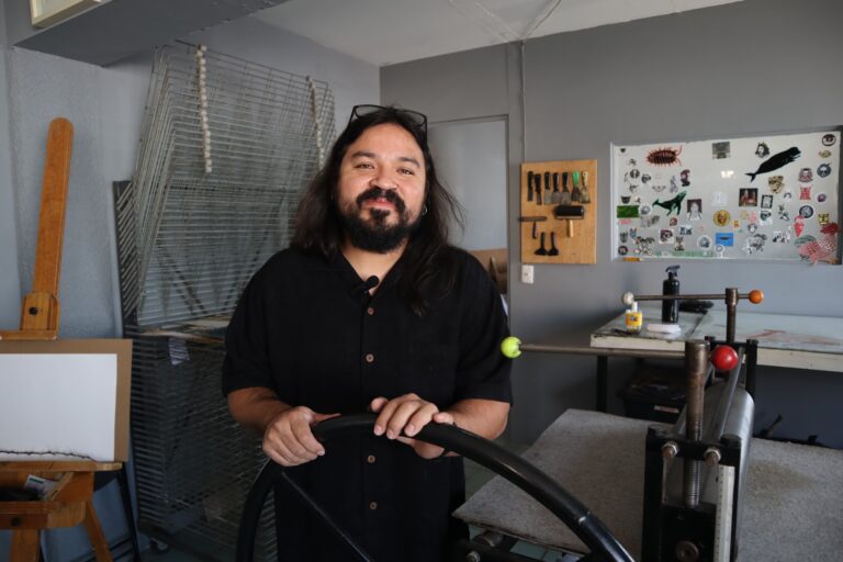 Carlos Romo invita a descubrir Azar, una exposición de arte gráfico en expansión