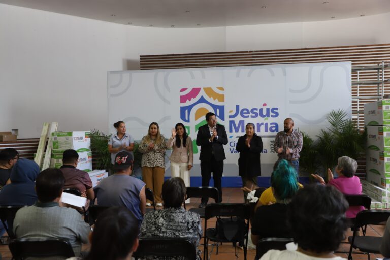 Entregan tinacos, calentadores solares y cisternas a familias de Jesús María