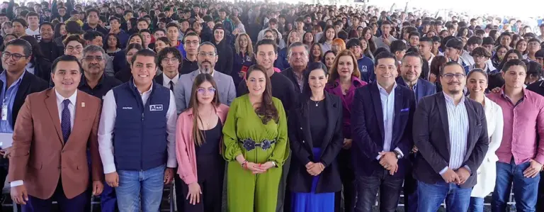 2 mil 500 estudiantes reciben Becas de Transporte Público