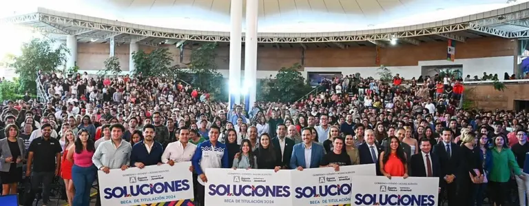 Tere Jiménez entrega 1890 becas de titulación a jóvenes universitarios