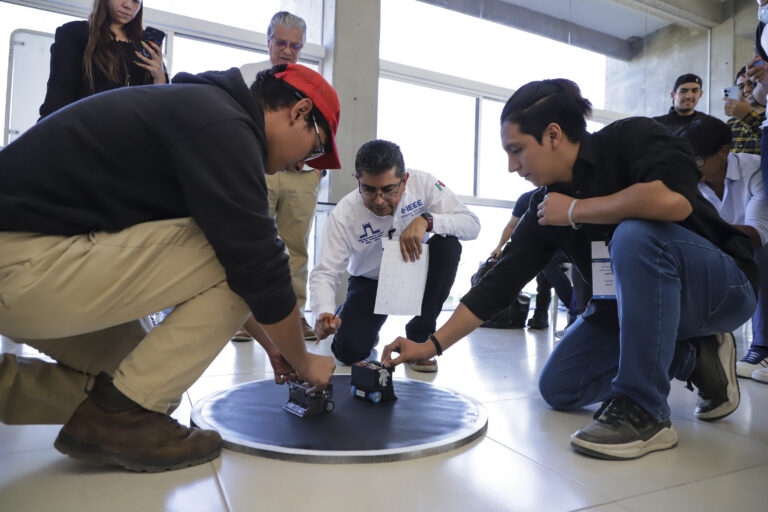 Destacan estudiantes de la UAA en la competencia de Robots Minisumo 2024