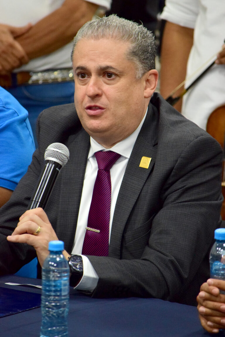 Se investiga a exdirector de la Escuela Normal Superior Federal por hostigamiento sexual y laboral