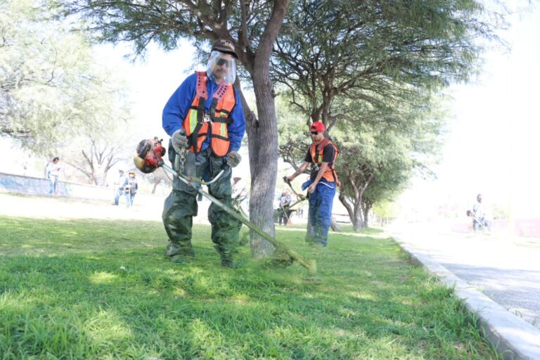 Municipio realiza mega operativo de limpieza y desmalezado en el oriente de la ciudad Aguascalientes