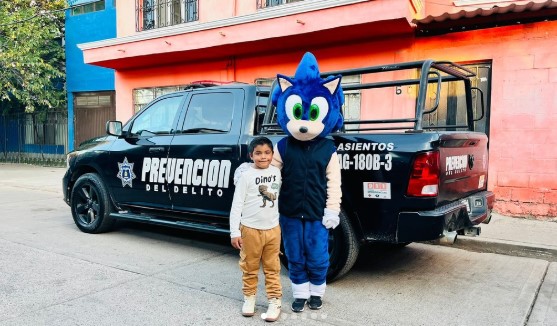 Policías presentes en el Stand de Prevención en Feria de Pabellón de Arteaga