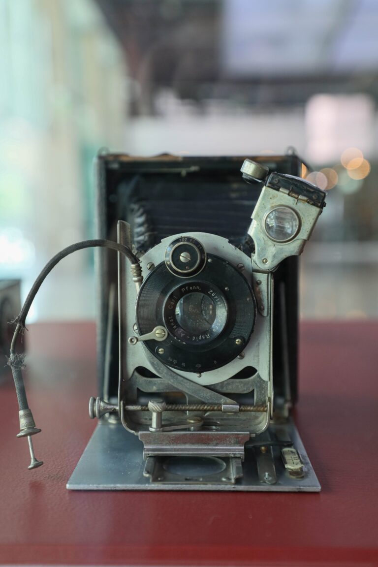 “Opalescencia de lo Intangible es un viaje visual y estético a través de la fotografía de época