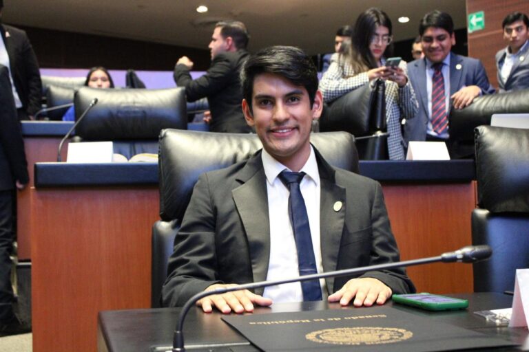 Salvador Acero Hernández, instructor e intérprete Sordo de Lengua de Señas Mexicana