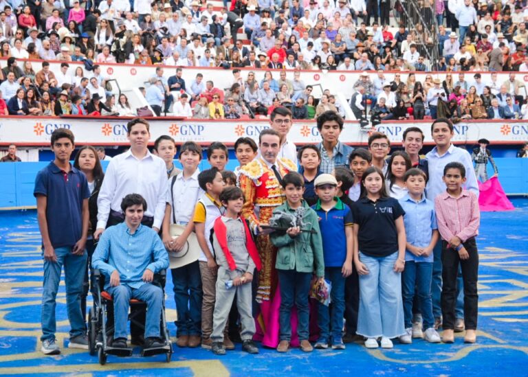 Entregan reconocimiento a Enrique Ponce