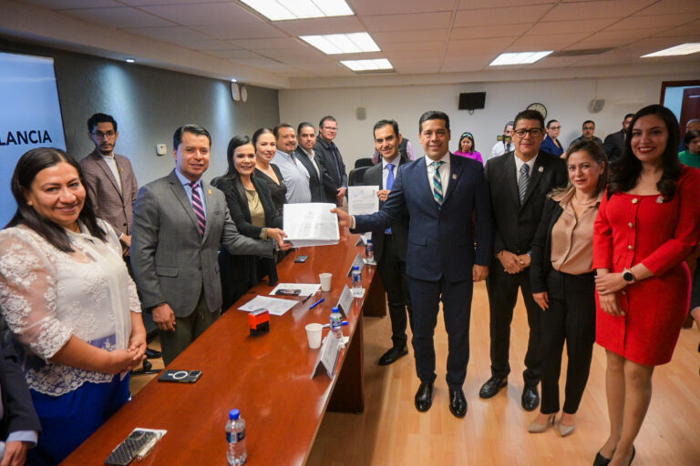 Entrega Leo Montañez proyecto de Ley de Ingresos 2025 al Congreso del Estado