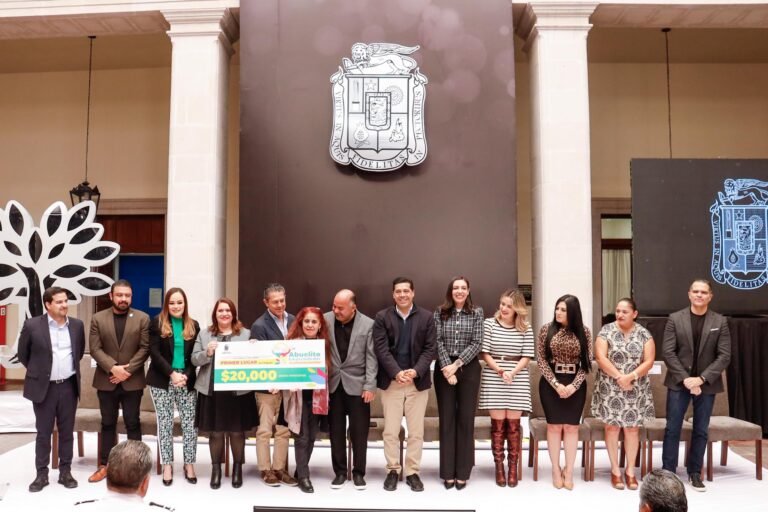 Leo Montañez entregó premios a ganadores del concurso Abuelito Emprendedor