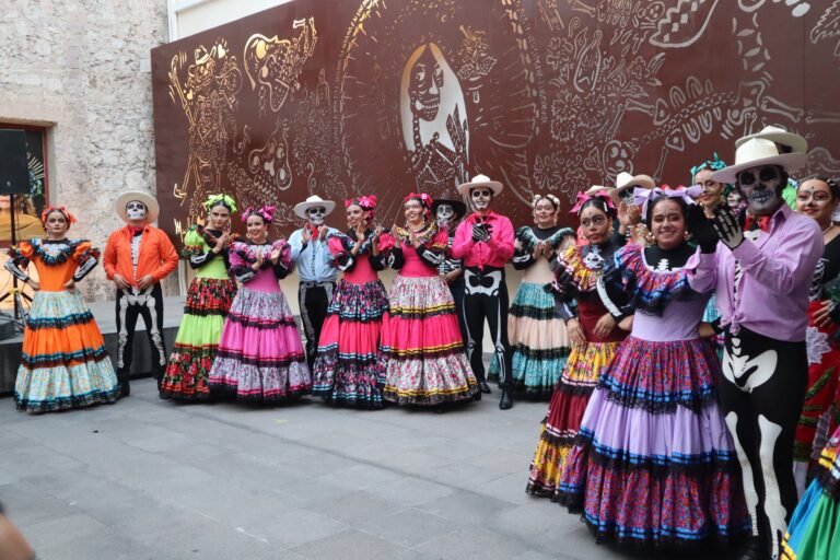 Se presentó el Ballet Folclórico de la UAA durante el festival Conmemorando a Nuestros Muertos