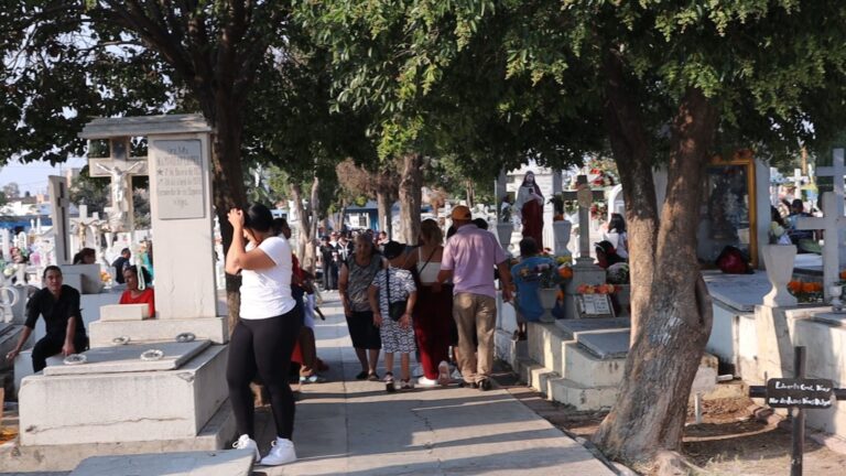 Miles de personas visitaron el Panteón de la Cruz para recordar a sus difuntos  