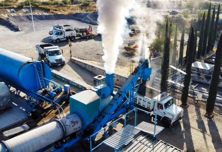 Leo Montañez visita planta de asfalto de la SOPMA en Aguascalientes